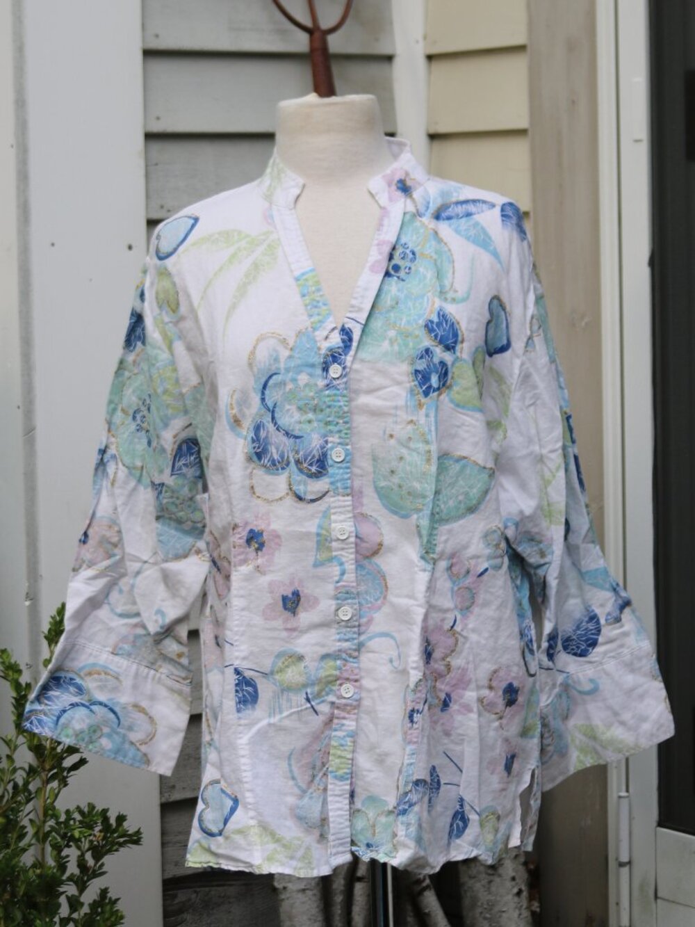 Harve Bernard Plus Size White w Blue & Gold Metallic Floral Button Down Top 2X